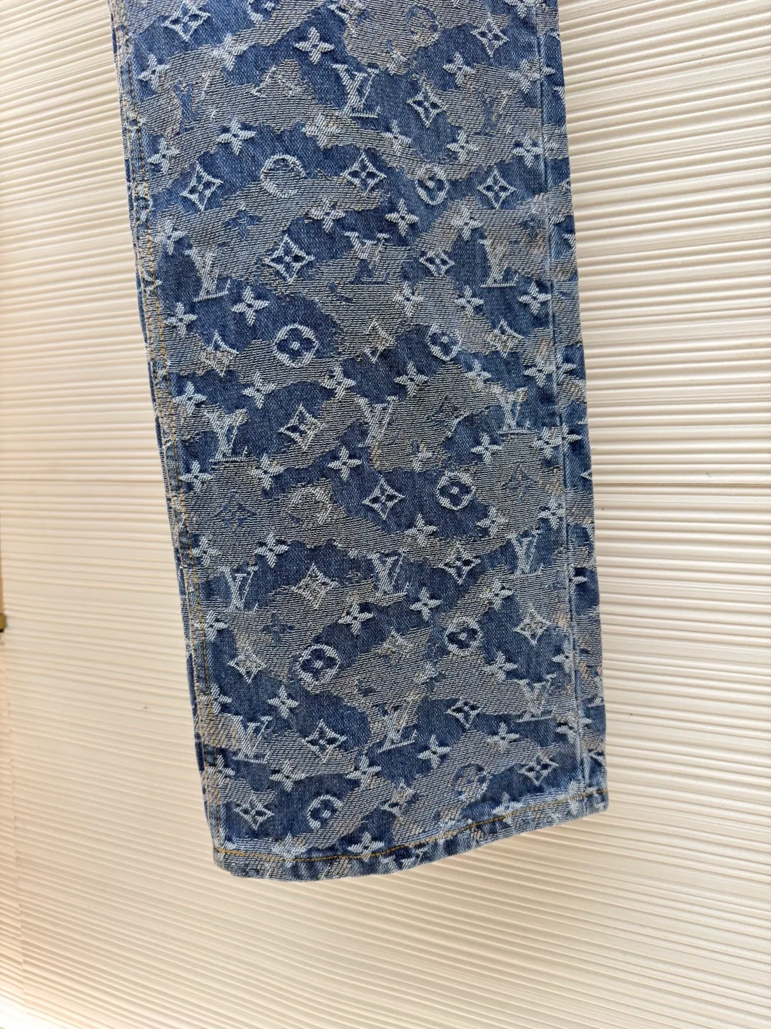 LOUIS VUITTON letter floating jacquard jeans ●Original version: purchased and developed by 14559 ●Item number: 1681998-B50 ●Material: denim denim fabric ●Technology: jacquard production ●Color: blue ●Version: fitted version ●Weight: about 955 grams ●Size: 28-30-32-34-36 ●Description: Made of heavy denim denim as the base, it uses distressed washing + gradient tie-dyeing to present a Monogram dark pattern effect. The gray-blue and off-white smudged colors are natural and layered, retaining the brand logo while enhancing the retro texture. The trousers have a skateboard straight cut, and the waistband is equipped with metal buttons and leather logo tags. The five-pocket structure follows the classic workwear design, and the edges of the pockets are reinforced with double-lane stitching, taking into account durability and style. The trouser legs are slightly narrowed to suit various scenarios. The overall process combines denim washing technology with brand logo technology, which not only retains the casual attributes of denim items, but also enhances high-luxury recognition through gradient textures. The overall wiring is straight and delicate, the fabric is comfortable and soft, and the color is consistent without color difference. It can be matched with the same style to create a fashionable look and control various occasions. Customized accessories, complete with three standards, same style for men and women!